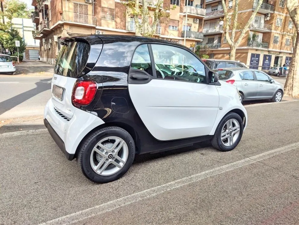 SMART fortwo EQ Pureblack Image 3